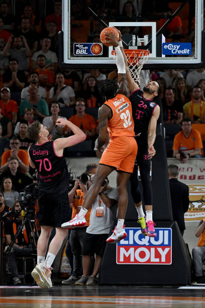 并且通过广 并且通过广